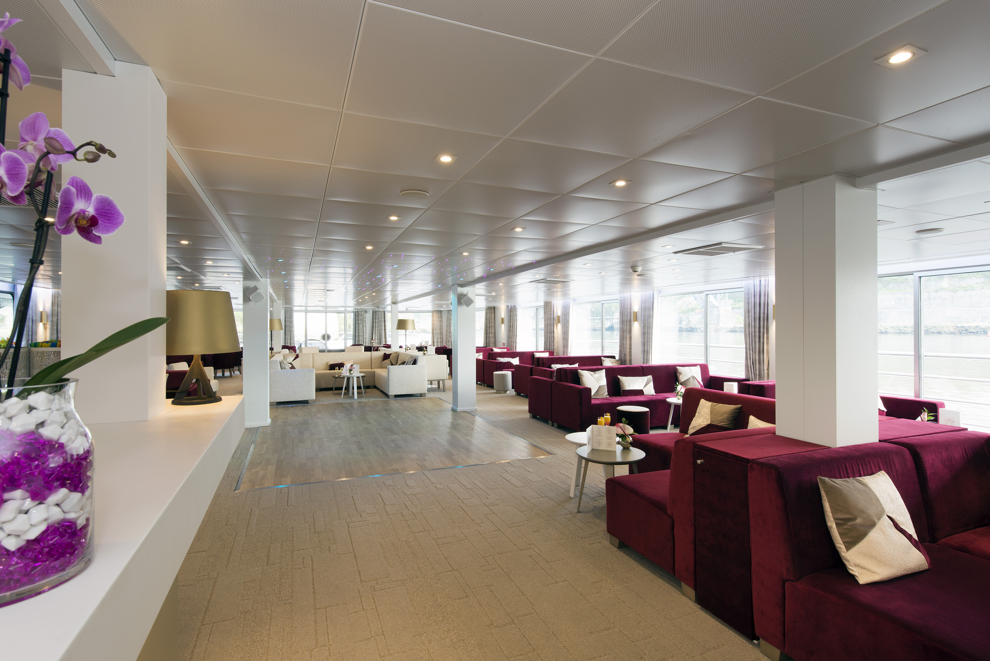 CroisiEurope MS Miguel Torga Bar Lounge 4.jpg